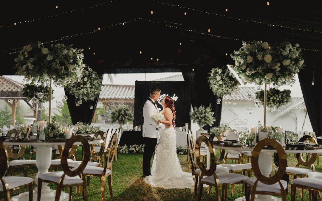 Carpas Negras: La Clave para una Boda de Día con el Encanto de la Noche en Quito, Ecuador